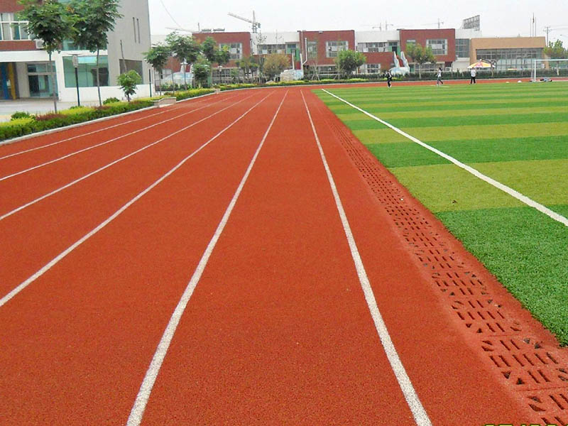 100米塑膠跑道與公路跑步哪個快？