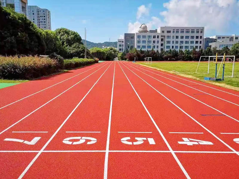 塑膠跑道要不要放坡？塑膠跑道坡度介紹！